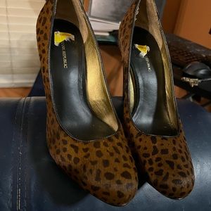 Cute Banana Republic cheetah pump